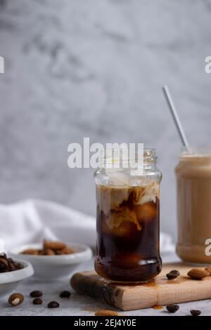 Mandelmilch Eiskaffee, erfrischende Energie Getränk Stockfoto
