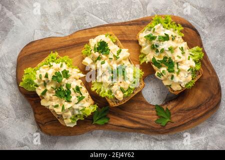 Eiersalat-Sandwiches auf hellem Hintergrund. Stockfoto