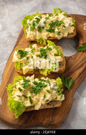Eiersalat-Sandwiches auf hellem Hintergrund. Stockfoto