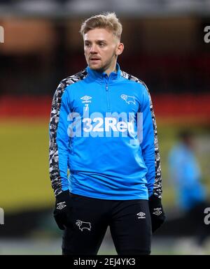 Kamil Jozwiak von Derby County erwärmt sich auf dem Spielfeld vor dem Sky Bet Championship-Spiel in der Vicarage Road, Watford. Bilddatum: Freitag, 19. Februar 2021. Stockfoto