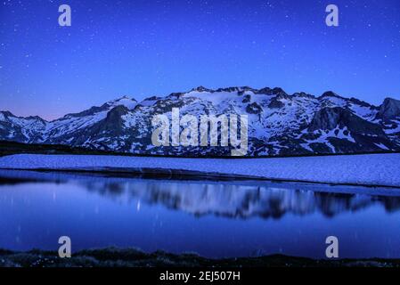 Maladeta-Reihe und der Aneto-Gipfel in der Nacht. Von der anderen Seite des Tals, in der Nähe von Port de Benasque (Bergpass, Benasque-Tal, Spanien) Stockfoto