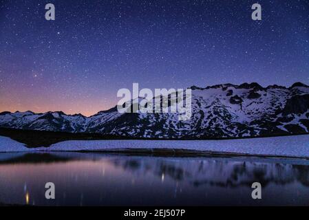 Maladeta-Reihe und der Aneto-Gipfel in der Nacht. Von der anderen Seite des Tals, in der Nähe von Port de Benasque (Bergpass, Benasque-Tal, Spanien) Stockfoto