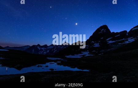 Sommernacht über dem Salvaguardia-Gipfel (Benasque-Tal, Aragon, Pyrenäen, Spanien) ESP: Noche de verano desde los ibonets cerca del Salvaguardia Stockfoto