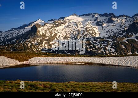 Sonnenuntergang auf dem Weg zum Salvaguardia-Gipfel, Blick auf den Aneto-Gipfel und die Maladetas-Bergkette (Benasque-Tal, Aragon, Pyrenäen, Spanien) Stockfoto