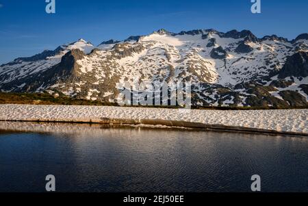 Sonnenuntergang auf dem Weg zum Salvaguardia-Gipfel, Blick auf den Aneto-Gipfel und die Maladetas-Bergkette (Benasque-Tal, Aragon, Pyrenäen, Spanien) Stockfoto