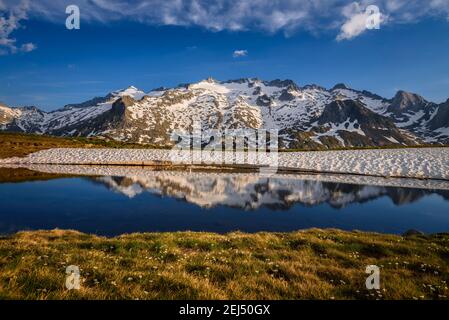 Sonnenuntergang auf dem Weg zum Salvaguardia-Gipfel, Blick auf den Aneto-Gipfel und die Maladetas-Bergkette (Benasque-Tal, Aragon, Pyrenäen, Spanien) Stockfoto