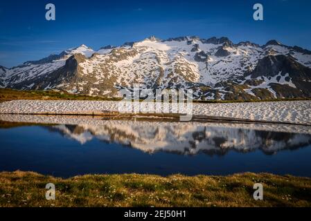 Sonnenuntergang auf dem Weg zum Salvaguardia-Gipfel, Blick auf den Aneto-Gipfel und die Maladetas-Bergkette (Benasque-Tal, Aragon, Pyrenäen, Spanien) Stockfoto