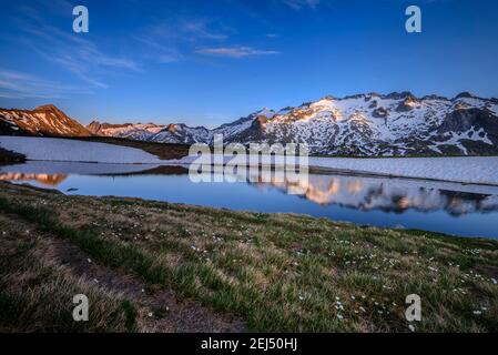 Sonnenuntergang auf dem Weg zum Salvaguardia-Gipfel, Blick auf den Aneto-Gipfel und die Maladetas-Bergkette (Benasque-Tal, Aragon, Pyrenäen, Spanien) Stockfoto