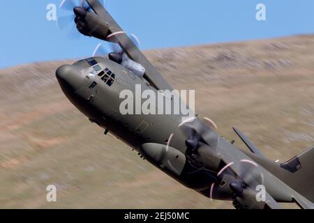 Royal Air Force Lockheed C-130 Hercules fliegt auf einer Militärmission. Legendäres vierstrahliges Turboprop-Transportflugzeug, das für seine Vielseitigkeit bekannt ist. Stockfoto