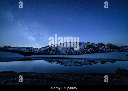 Maladeta und der Aneto Gipfel in der Nacht mit der Milchstraße. Am Himmel. Von der anderen Seite des Tals, in der Nähe von Port de Benasque (Spanien) Stockfoto