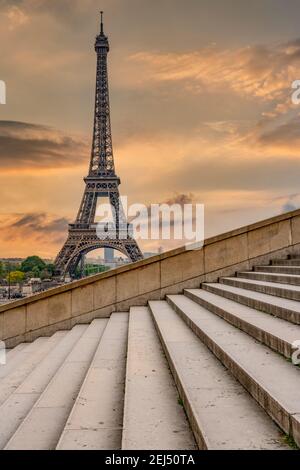 Eiffelturm, Paris, Frankreich. Ikonisches schmiedeeisernes Wahrzeichen, das über dem Champ de Mars im Herzen der französischen Hauptstadt aufragt. Stockfoto