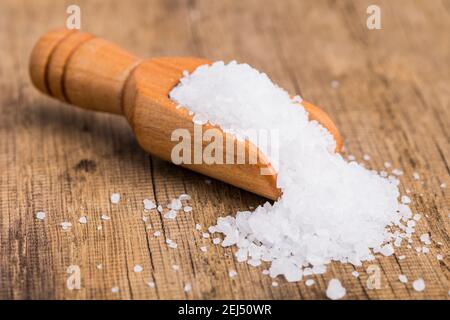 Grobes Salz in einer Holzlöffel Stockfoto