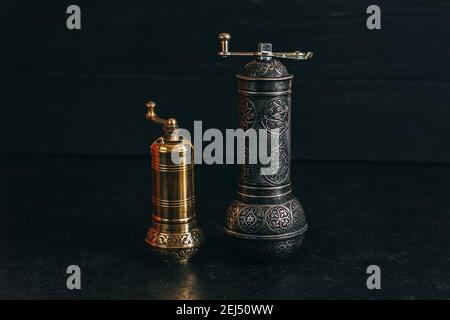 Pfeffer oder Kaffee vintage Metallschleifer auf einem dunkelschwarzen Hintergrund. Stockfoto