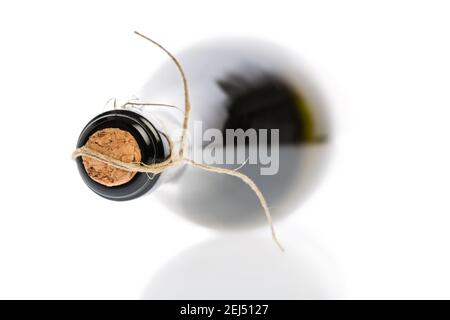 Liegend Prosecco Flasche isoliert auf weißem Hintergrund mit Schatten Stockfoto