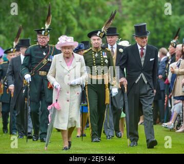 Die Königin und Prinz Philip bei der 2017 Garden Party im Palace of Holyroodhouse, Edinburgh Stockfoto