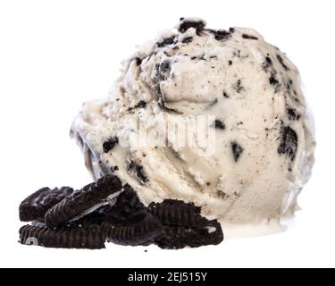 Weiße Eiskugel mit schwarzen Cookies auf weiß isoliert Hintergrund - Vorderansicht Stockfoto