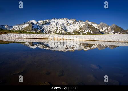 Das Maladeta-Massiv und der Aneto-Gipfel, der höchste Gipfel der Pyrenäen, bei einem Sommeraufgang, vom Weg zum Hafen von Benasque aus gesehen. (Spanien) Stockfoto