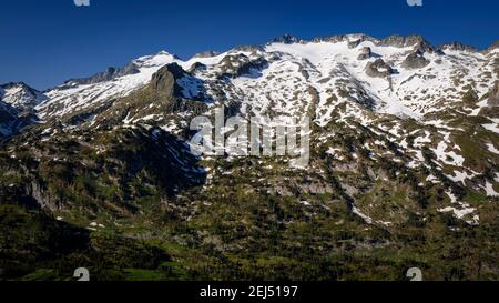 Das Maladeta-Massiv und der Aneto-Gipfel, der höchste Gipfel der Pyrenäen, bei einem Sommeraufgang, vom Weg zum Hafen von Benasque aus gesehen. (Spanien) Stockfoto