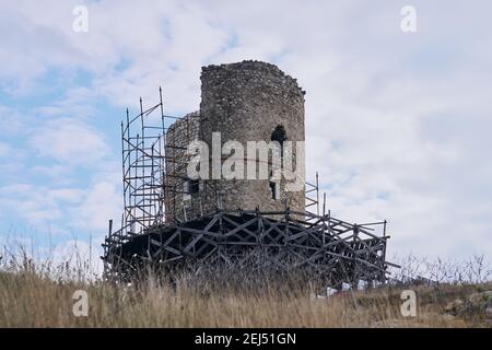 Ruinen der alten Festung Turm im Gerüst während des Wiederaufbaus Stockfoto