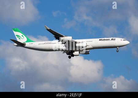 Mahan Air Airbus A340-300 EP-MMT Passagierflugzeug Landung in Istanbul Flughafen Atatürk Stockfoto