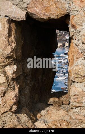 Blick auf den modernen Hafen mit Yachten durch die Schlupfloch Der alten Festung Stockfoto