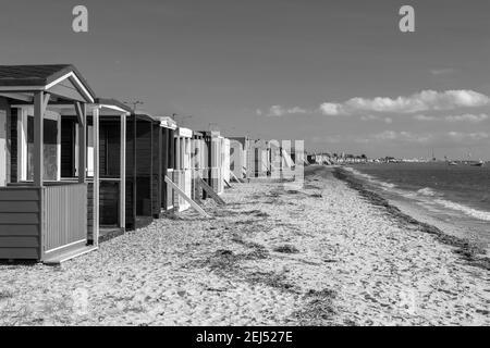 Schwarz-weiß-Bild Der holzhütten am Thorpe Bay, in der Nähe von Southend-on-Sea, Essex, England Stockfoto