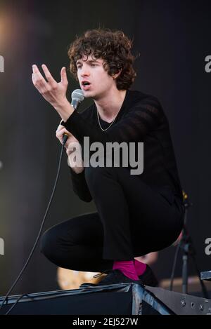 Luke Pritchard von den Kooks tritt am 3. Tag des Isle of Wight Festivals 2017, Seaclose Park, Isle of Wight live auf. Bilddatum: Samstag, 10th. Juni 2017. Bildnachweis sollte lauten: © DavidJensen Stockfoto