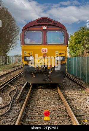 DB Cargo UK Class 66 Dieselzug stationär in der Nähe des Bahnhofs Warblington. Stockfoto