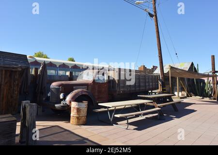 Joshua Tree, USA 10-08-2018 Hinterhof eines Cafés mit einem alten Oldtimer-Truck Stockfoto