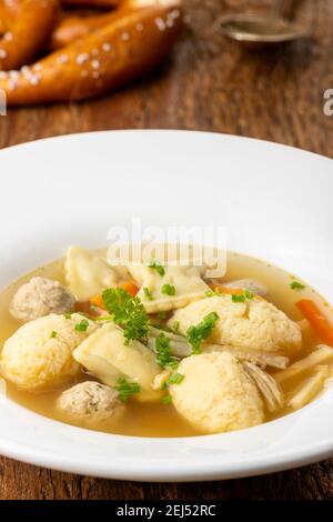 Bayerische Hochzeitssuppe auf einem Teller Stockfoto