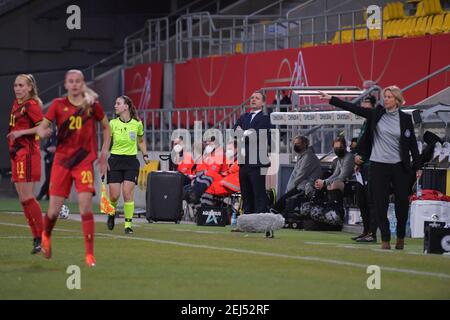 Aachen, Deutschland. 21st Feb, 2021. Headcoach Ives Serneels aus Belgien und deutsche Chefcoach Martina Voss-Tecklenburg während eines Freundschaftsspiels zwischen den Nationalmannschaften aus Deutschland und Belgien, genannt die Roten Flammen in einem Pre - Bid Turnier genannt drei Nationen ein Tor mit den Nationalmannschaften aus Belgien, Die Niederlande und Deutschland haben am Sonntag, den 21. Februar 2021 in Aachen ein Angebot für die Ausrichtung der FIFA Frauen-Weltmeisterschaft 2027 abgegeben. FOTO SPORTPIX.BE - STIJN AUDOOREN Quelle: SPP Sport Press Foto. /Alamy Live Nachrichten Stockfoto