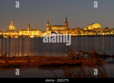 Dresden, Deutschland. Februar 2021, 21st. Die Elbwiesen vor der historischen Altstadt mit der Frauenkirche (l-r), dem Ständehaus, der Hofkirche und dem Hausmannsturm, dem Residenzschloss und der Semperoper werden am Abend überflutet. Die Höhe der Elbe in Dresden beträgt derzeit 3,50 Meter. Quelle: Robert Michael/dpa-Zentralbild/dpa/Alamy Live News Stockfoto