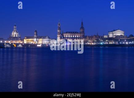 Dresden, Deutschland. Februar 2021, 21st. Die Elbwiesen vor der historischen Altstadt mit der Frauenkirche (l-r), dem Ständehaus, der Hofkirche und dem Hausmannsturm, dem Residenzschloss und der Semperoper werden am Abend überflutet. Die Höhe der Elbe in Dresden beträgt derzeit 3,50 Meter. Quelle: Robert Michael/dpa-Zentralbild/dpa/Alamy Live News Stockfoto