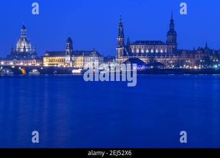 Dresden, Deutschland. Februar 2021, 21st. Die Elbwiesen vor der historischen Altstadt mit der Frauenkirche (l-r), dem Ständehaus, der Hofkirche und dem Hausmannsturm sowie dem Residenzschloss werden am Abend überflutet. Die Höhe der Elbe in Dresden beträgt derzeit 3,50 Meter. Quelle: Robert Michael/dpa-Zentralbild/dpa/Alamy Live News Stockfoto