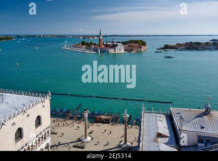 Luftaufnahmen vom Markusturm auf San Giorgio Maggiore und die Lagune von Venedig, Venetien, Italien Stockfoto