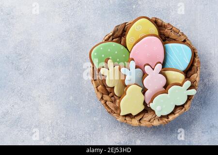 Ostern bunten Lebkuchen, Süßigkeiten und verstreuten Süßwaren Topping Dressing auf grauem Hintergrund. Ostern Backen Hintergrund. Festliche Backgrou Stockfoto