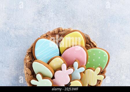 Ostern bunten Lebkuchen, Süßigkeiten und verstreuten Süßwaren Topping Dressing auf grauem Hintergrund. Ostern Backen Hintergrund. Festliche Backgrou Stockfoto