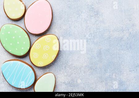 Ostern bunten Lebkuchen, Süßigkeiten und verstreuten Süßwaren Topping Dressing auf grauem Hintergrund. Ostern Backen Hintergrund. Festliche Backgrou Stockfoto