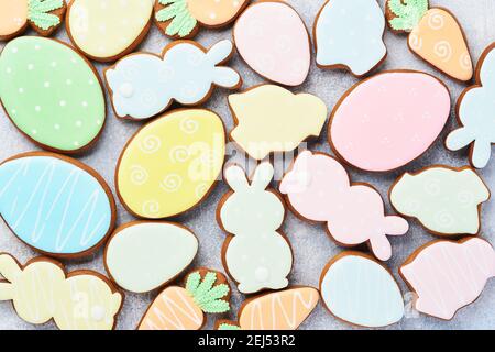 Ostern bunten Lebkuchen, Süßigkeiten und verstreuten Süßwaren Topping Dressing auf grauem Hintergrund. Ostern Backen Hintergrund. Festliche Backgrou Stockfoto