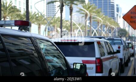 SAN DIEGO, CALIFORNIA USA - 15 JAN 2020: Feuerwehrautos und Sheriffs Auto mit Notsirenen auf dem Broadway geparkt. Feuerwehrfahrzeuge in d Stockfoto