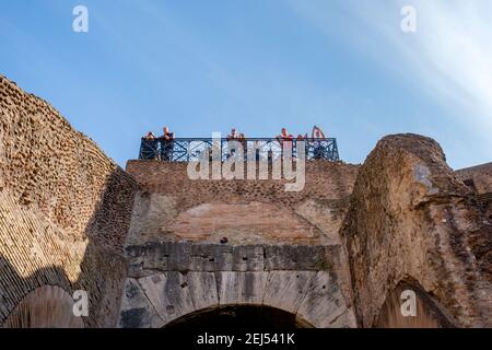 Antike römische Gebäude, Innenansicht des Kolosseums, Touristen, die das Kolosseum besuchen, Flavisches Amphitheater, Touristen, Rom, Italien Stockfoto