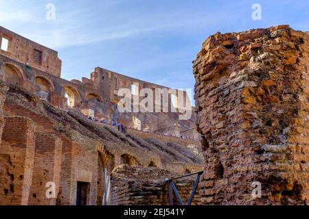 Römisches Mauerwerk, antike römische Gebäude, Innenansicht des Kolosseums, Touristen, die das Kolosseum besuchen, Flavisches Amphitheater, Touristen, Rom, Italien Stockfoto