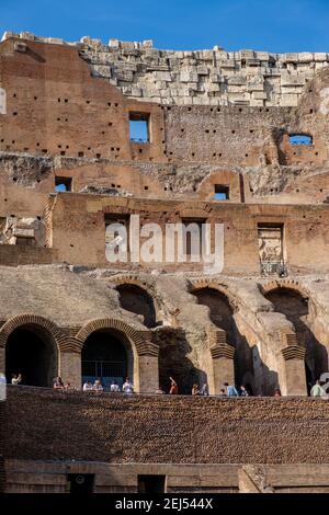 Antike Gebäude in Rom, Innenansicht des Kolosseums, Kolosseum, Flavisches Amphitheater, Touristen, Rom, Italien Stockfoto