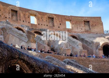 Antike Gebäude in Rom, Innenansicht des Kolosseums, Kolosseum, Flavisches Amphitheater, Touristen, Rom, Italien Stockfoto