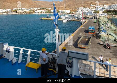 Folegnadros, Griechenland - 26. September 2020: Blick auf den Hafen der Insel Folegandros. Leute, die auf die Fähre warten. Traditionelles weißes Gebäude auf dem Hügel Stockfoto