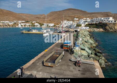 Folegnadros, Griechenland - 26. September 2020: Blick auf den Hafen der Insel Folegandros. Leute, die auf die Fähre warten. Traditionelles weißes Gebäude auf dem Hügel Stockfoto