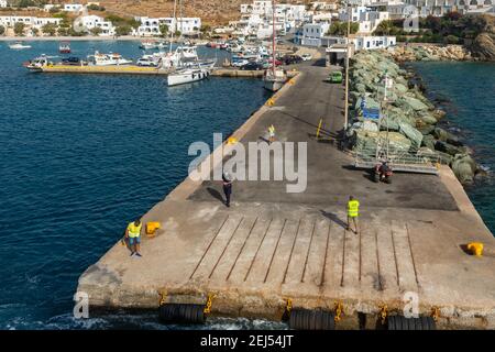 Folegandros, Griechenland - 26. September 2020: Blick auf den Hafen der Insel Folegandros. Menschen am Kai, festgemacht Yachten. Weiße Gebäude im Hintergrund Stockfoto