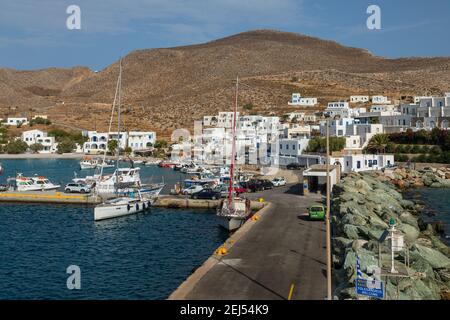 Folegnadros, Griechenland - 26. September 2020: Blick auf den Hafen der Insel Folegandros. Leute, die auf die Fähre warten. Traditionelles weißes Gebäude auf dem Hügel Stockfoto