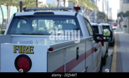 SAN DIEGO, CALIFORNIA USA - 15 JAN 2020: Feuerwehrautos und Sheriffs Auto mit Notsirenen auf dem Broadway geparkt. Feuerwehrfahrzeuge in d Stockfoto