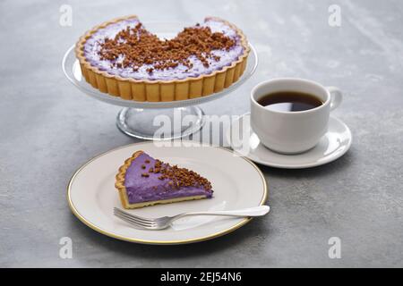 Hausgemachter Kubenkuchen mit Latik, philippinischem Dessert Stockfoto